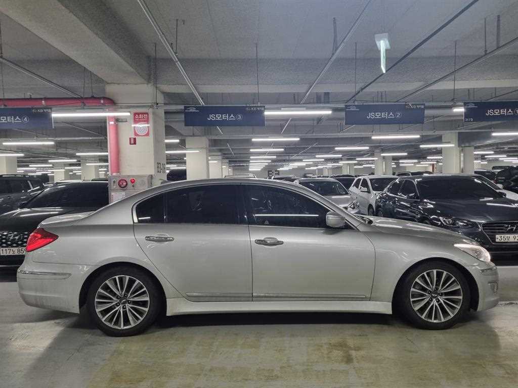 HYUNDAI Genesis - Vista 3