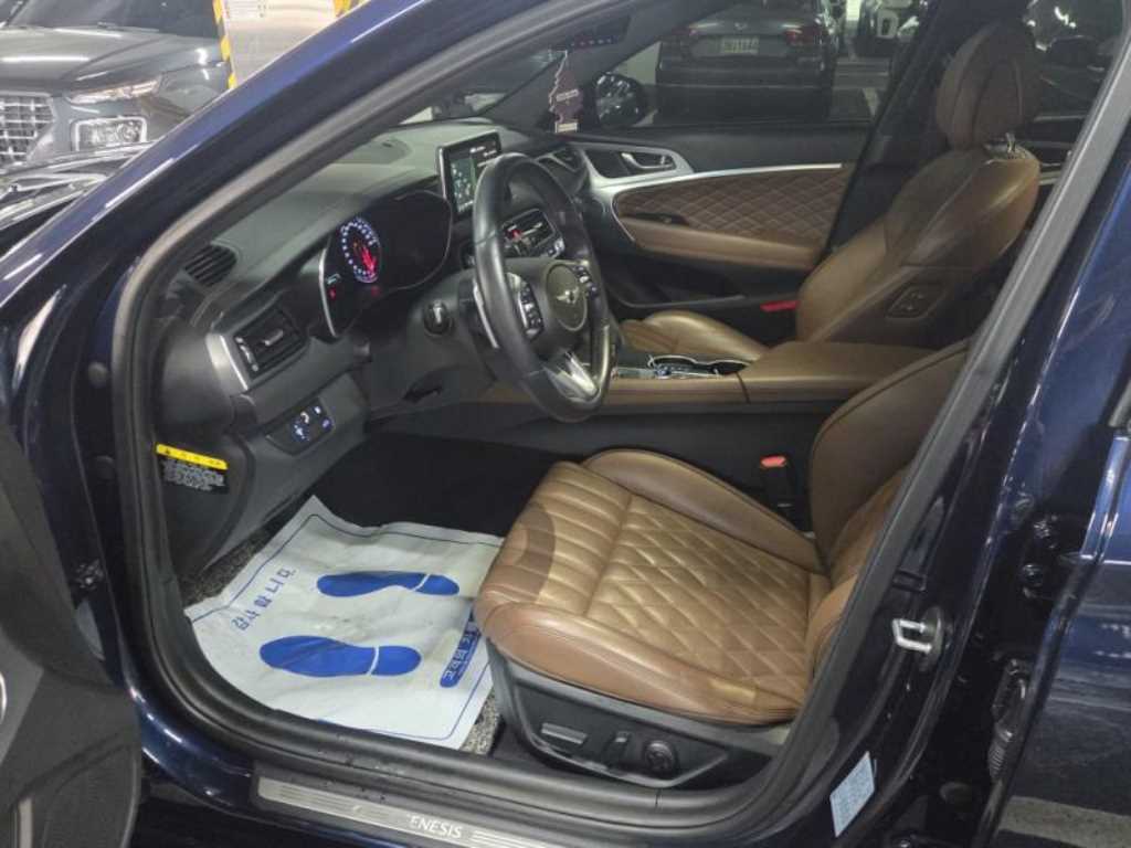 Genesis G70 - Vista 9