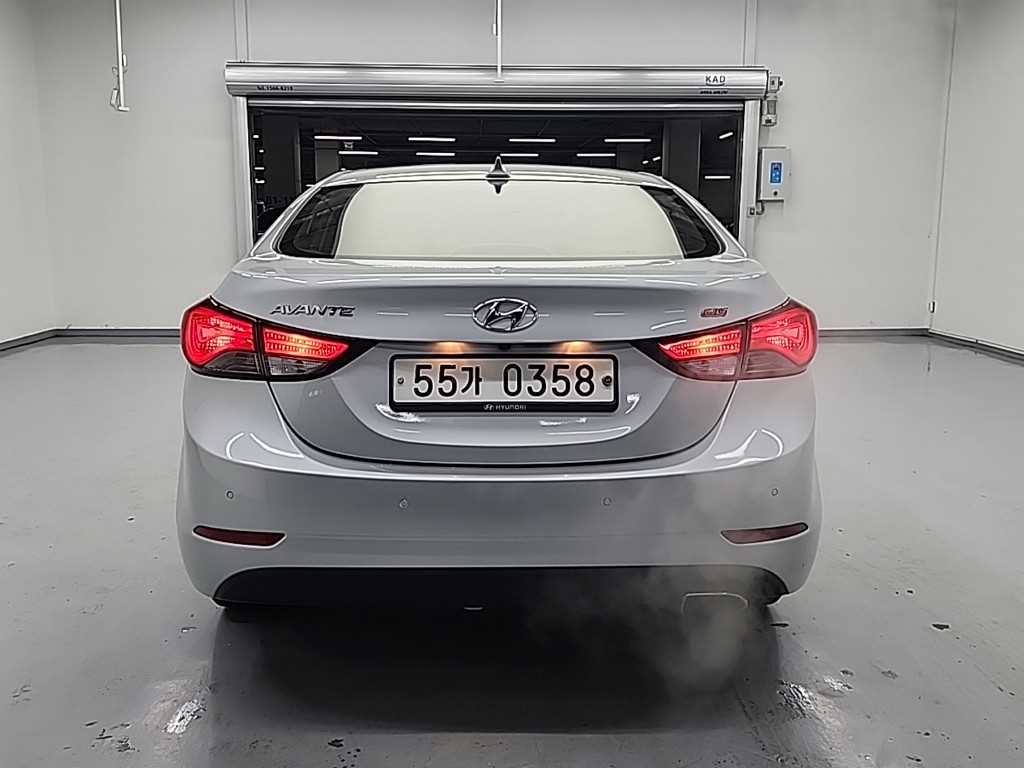 HYUNDAI Avante - Vista 3