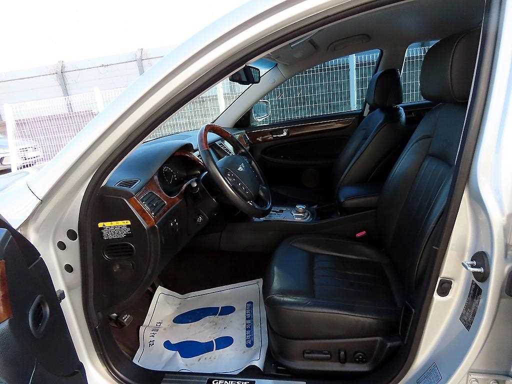 HYUNDAI Genesis - Vista 5