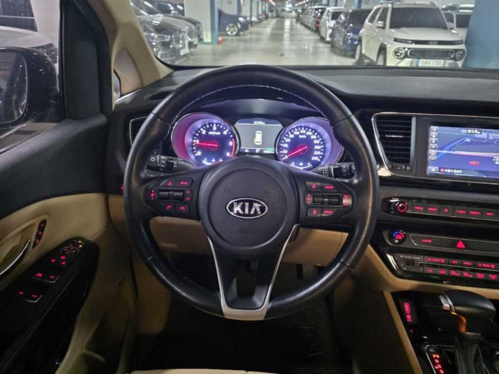 KIA Carnival - Vista 9