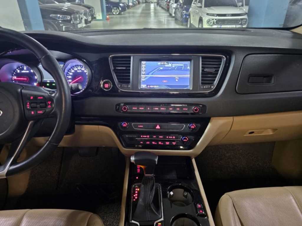 KIA Carnival - Vista 10