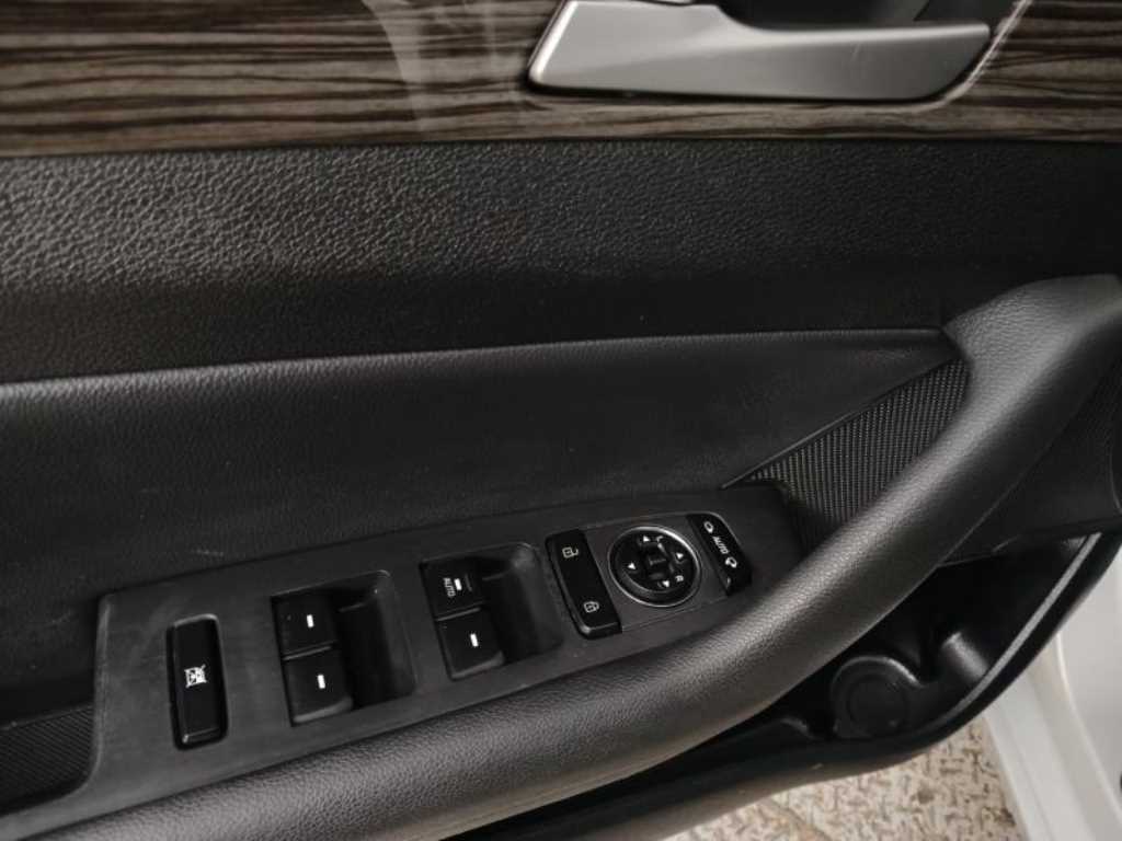 HYUNDAI Sonata - Vista 11