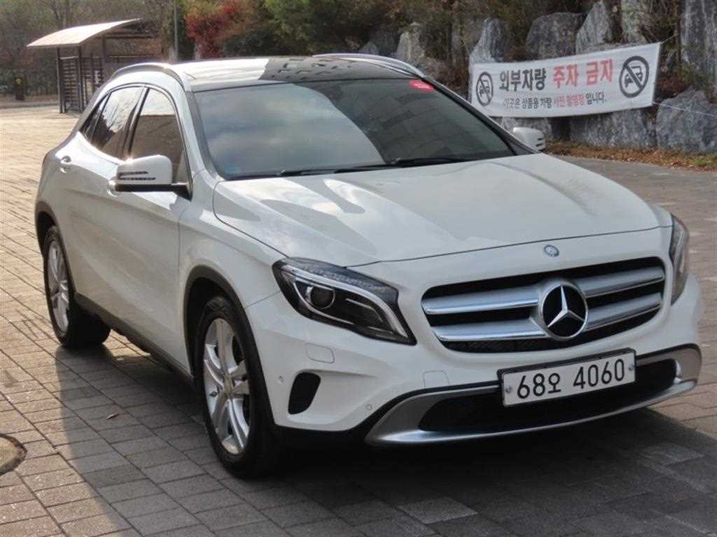 Mercedes Benz GLA Class - Vista 2