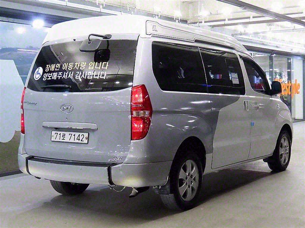 HYUNDAI Starex - Vista 4