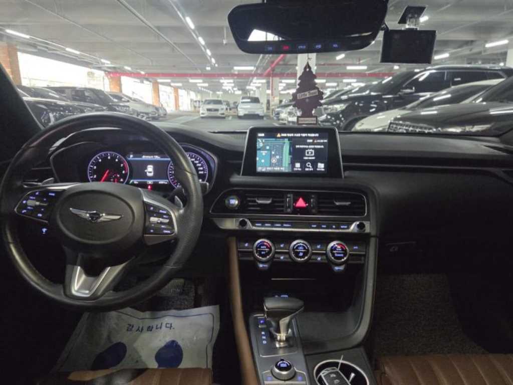 Genesis G70 - Vista 10