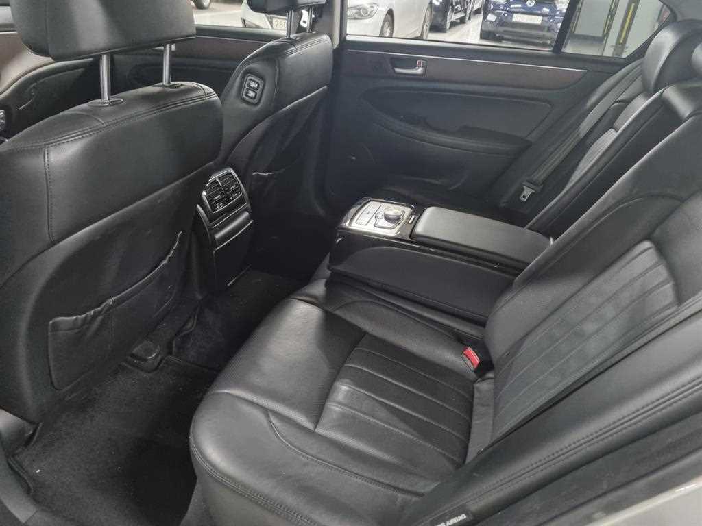 HYUNDAI Genesis - Vista 11