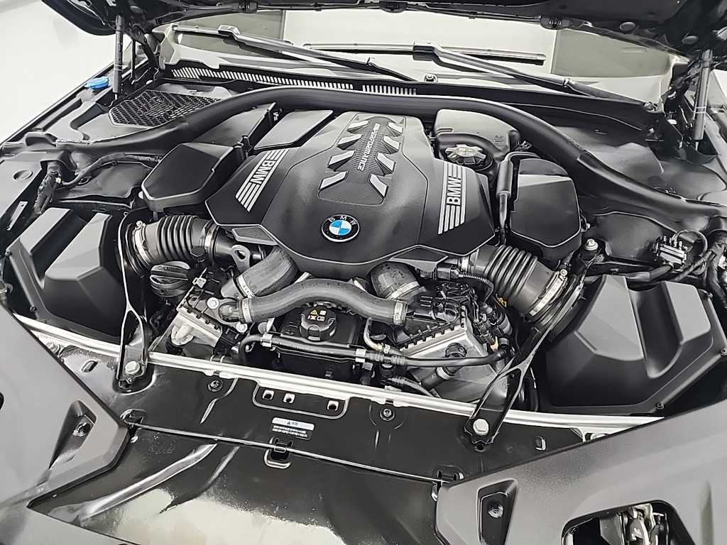 BMW 8 Series - Vista 5