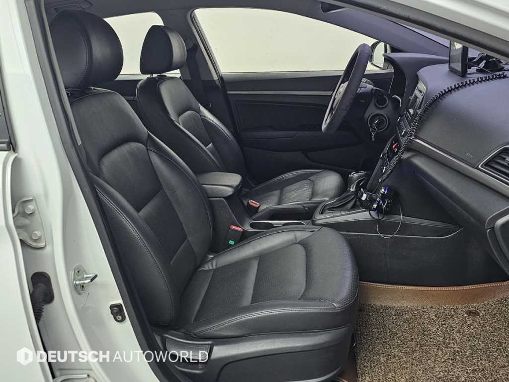 HYUNDAI Avante - Vista 10