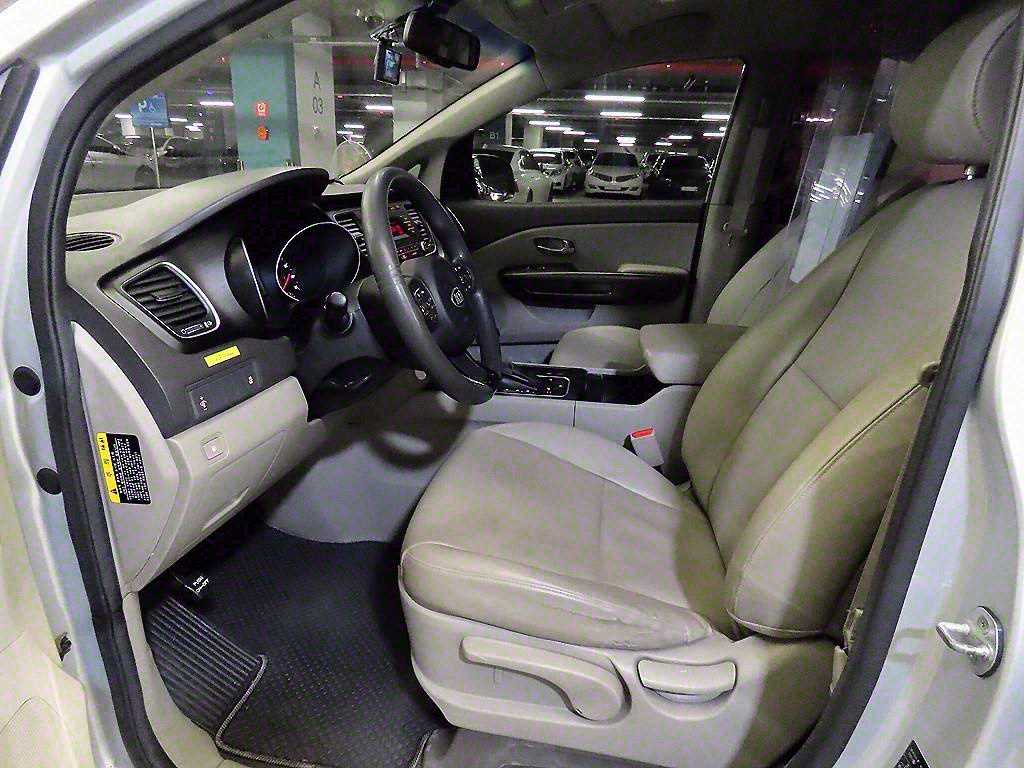 KIA Carnival - Vista 6
