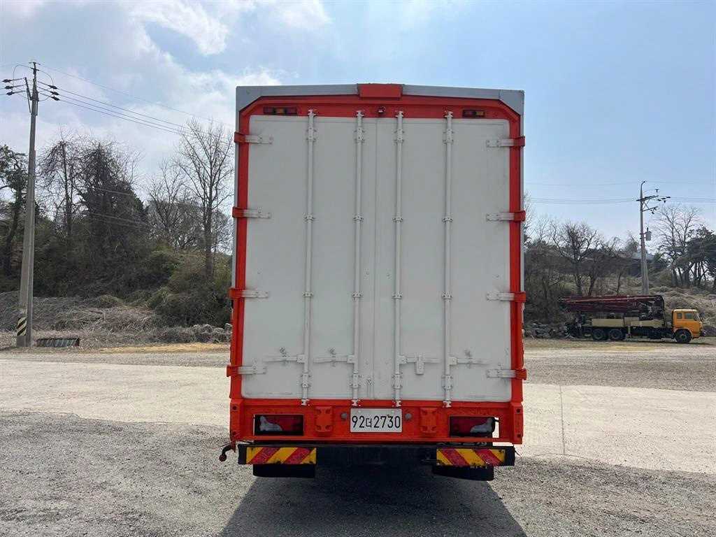 medium and large cargo truck - Vista 7