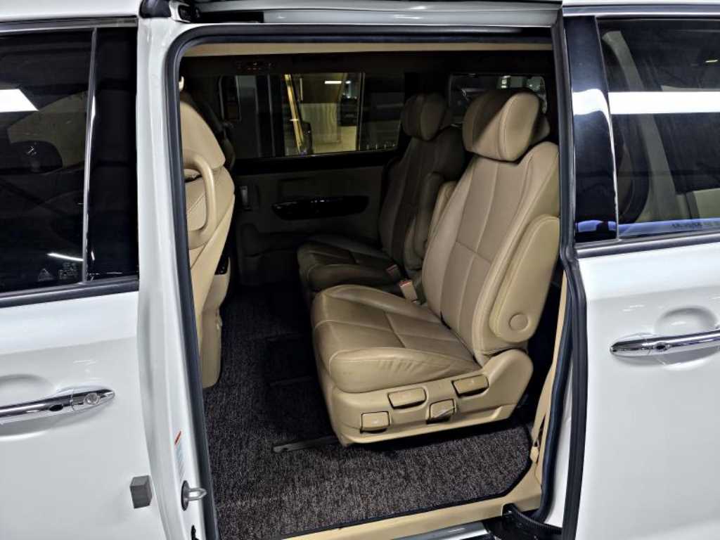 KIA Carnival - Vista 8