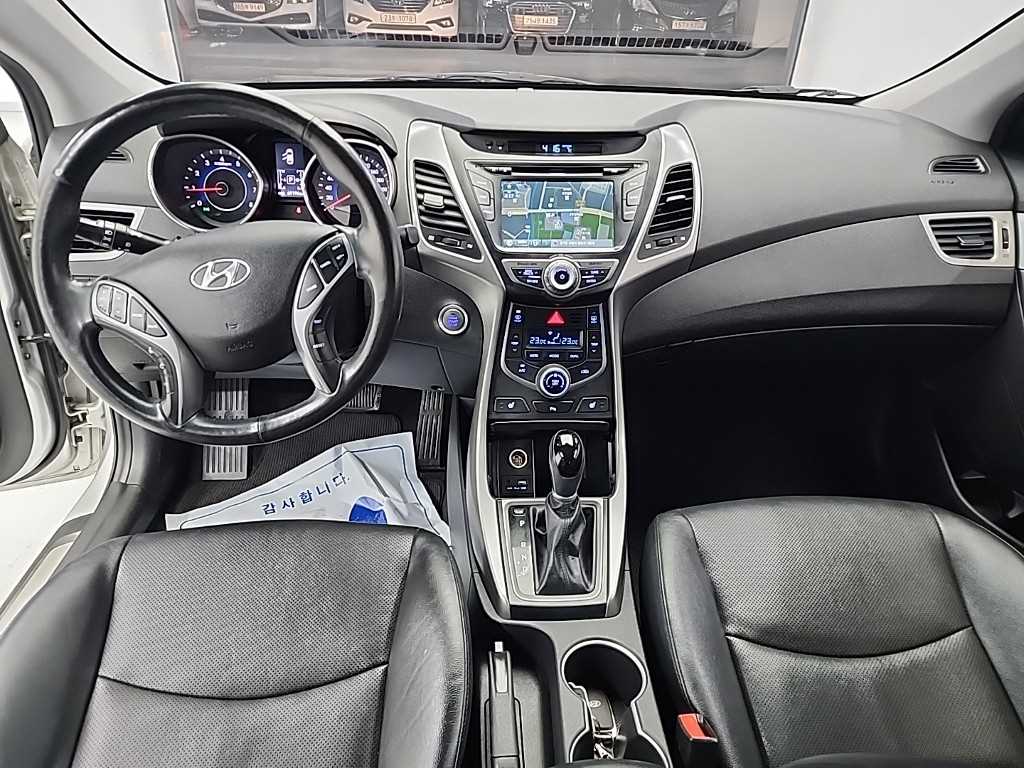 HYUNDAI Avante - Vista 7