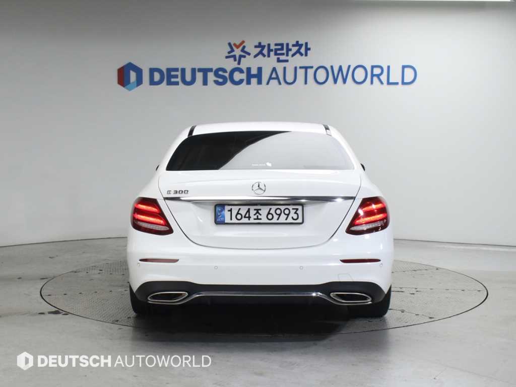 Mercedes Benz E class - Vista 4