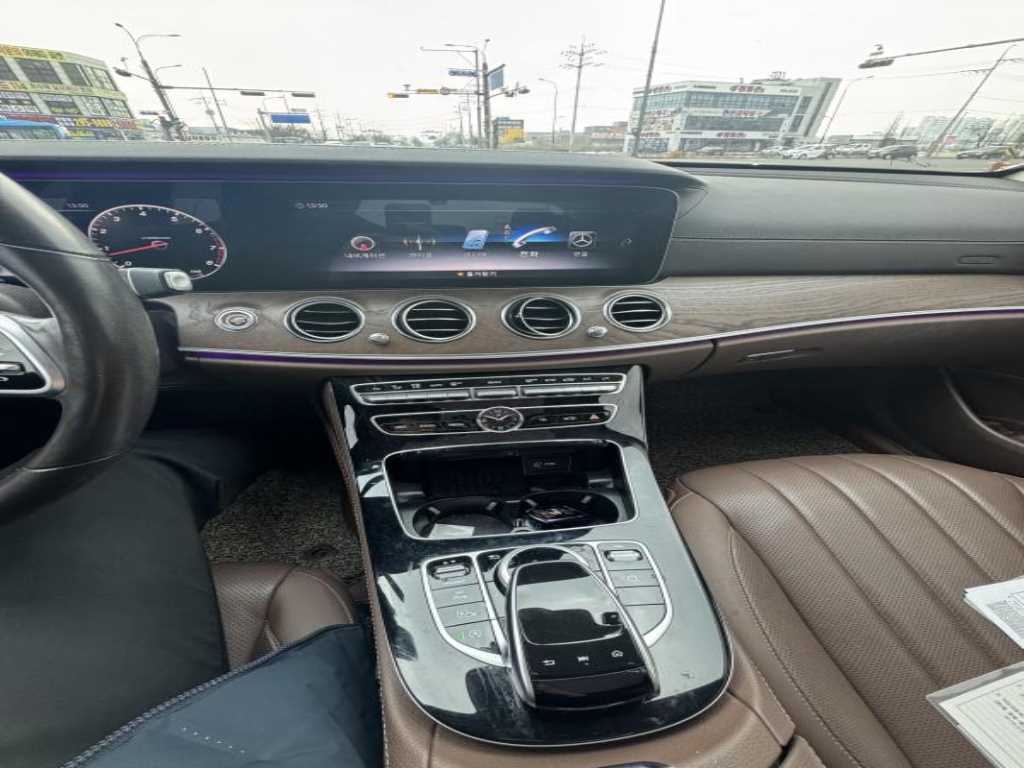 Mercedes Benz E class - Vista 5