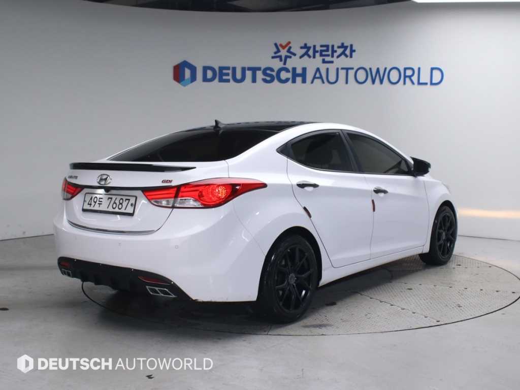 HYUNDAI Avante - Vista 2