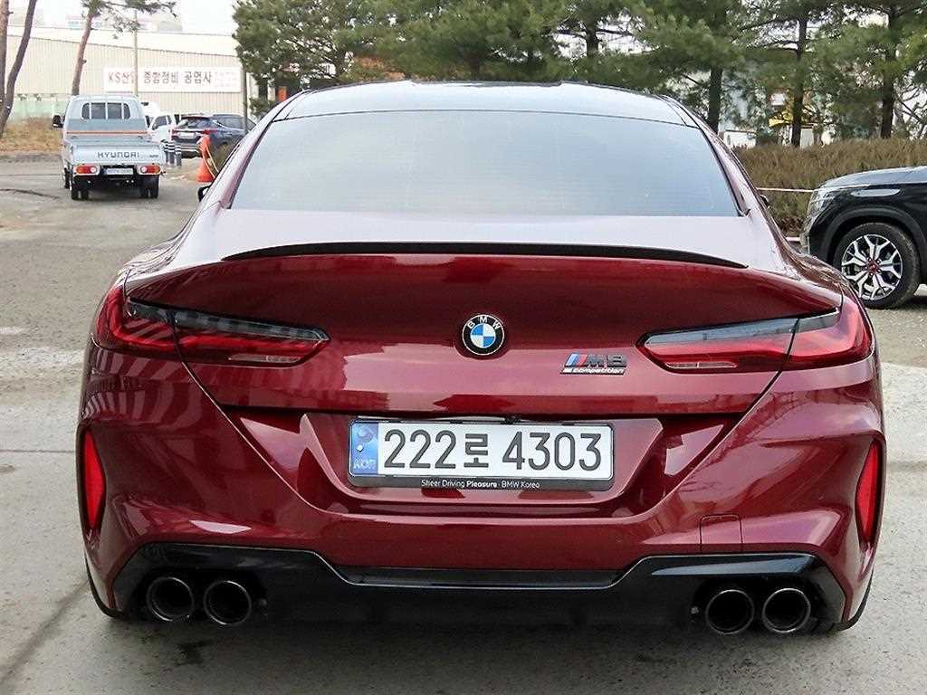 BMW 8 Series - Vista 4