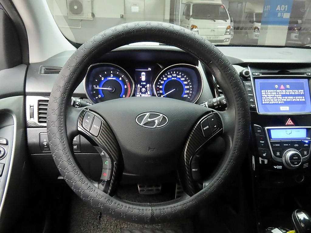 HYUNDAI i30 - Vista 7