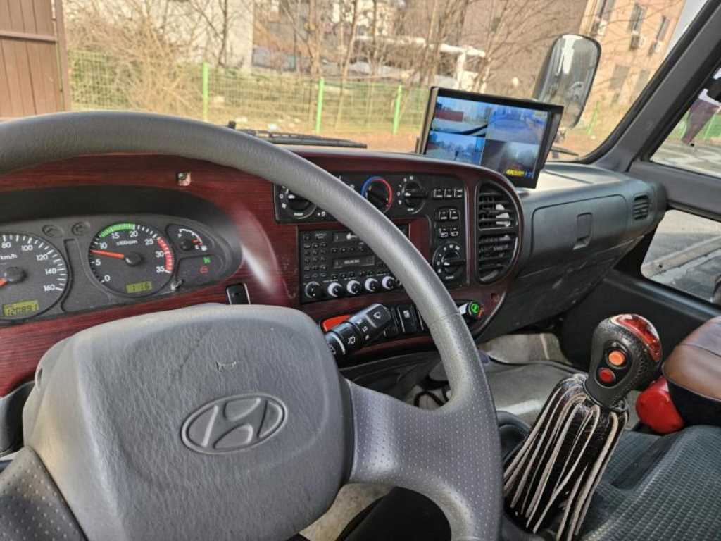 medium and large bus Hyundai bus - Vista 9