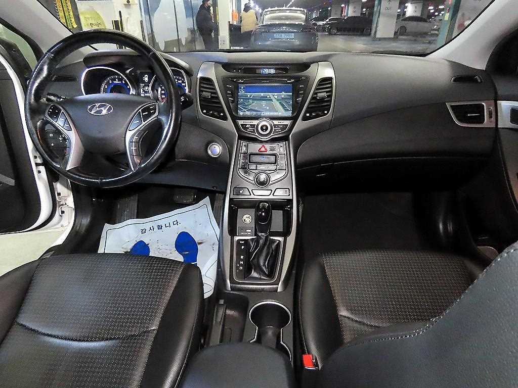 HYUNDAI Avante - Vista 10