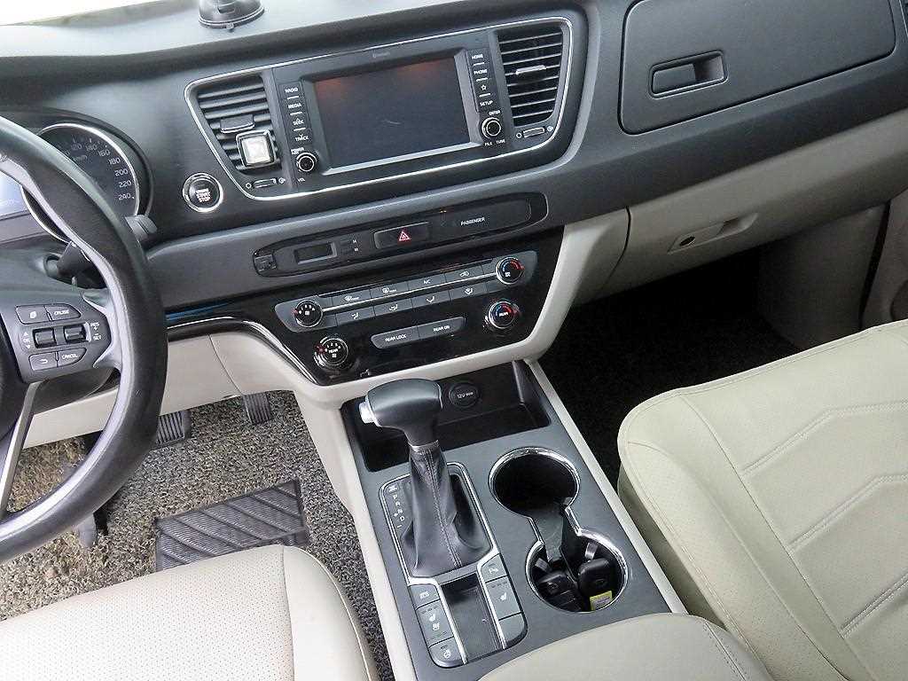 KIA Carnival - Vista 11