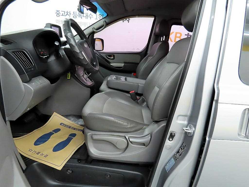 HYUNDAI Starex - Vista 5