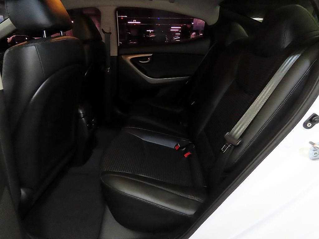 HYUNDAI Avante - Vista 7