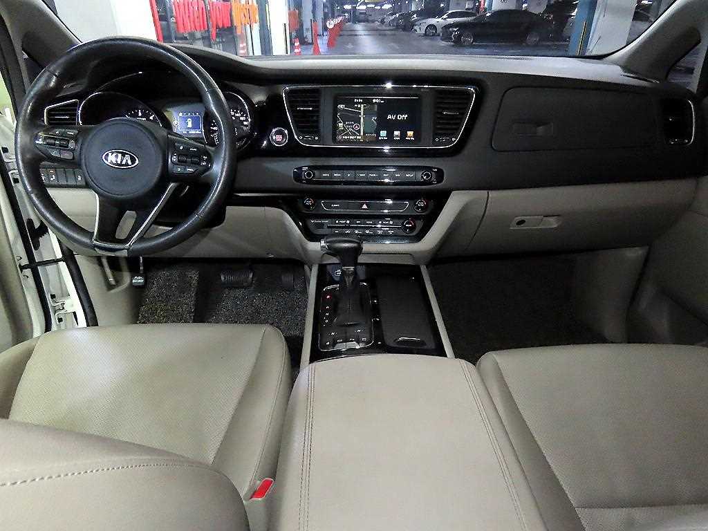 KIA Carnival - Vista 10