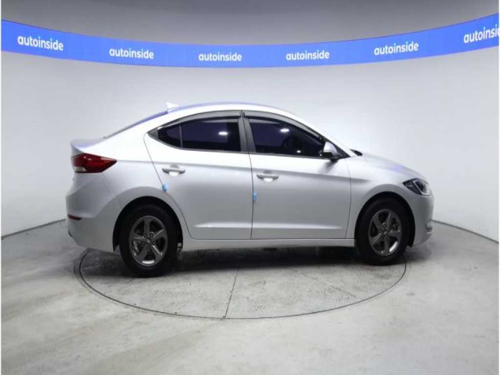 HYUNDAI Avante - Vista 3