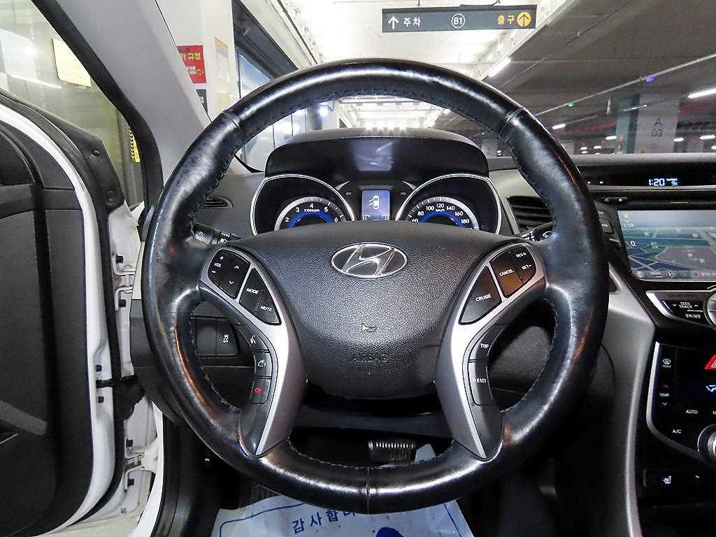 HYUNDAI Avante - Vista 8
