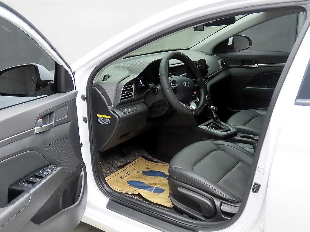 HYUNDAI Avante - Vista 5