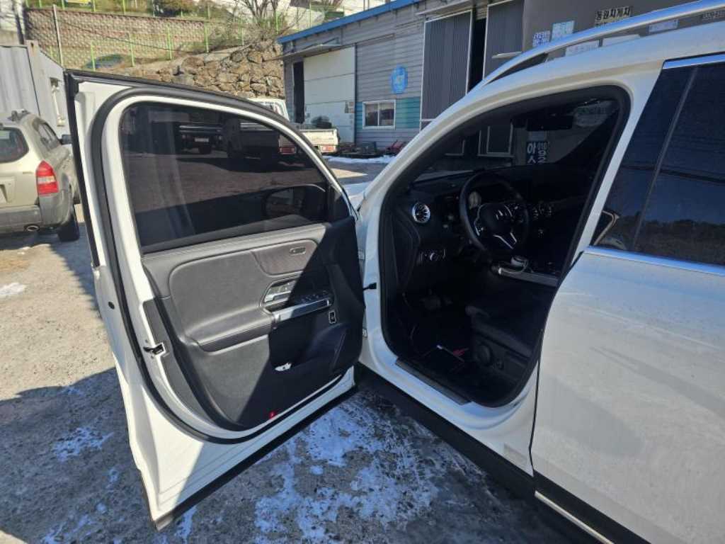 Mercedes Benz GLB Class - Vista 8