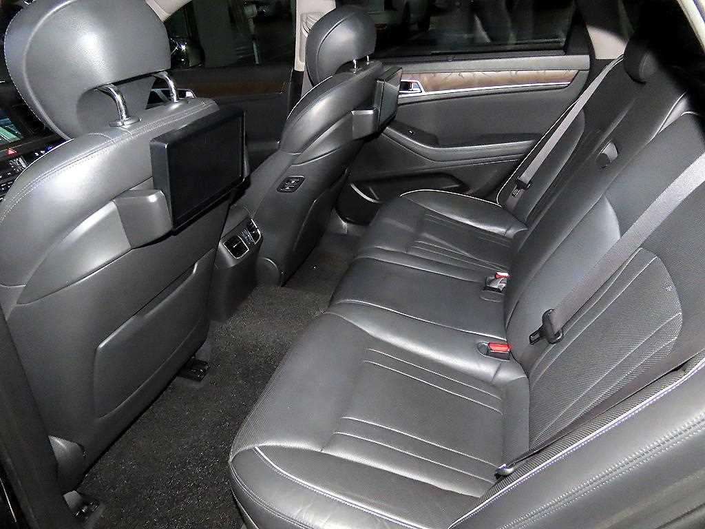 HYUNDAI Genesis - Vista 7