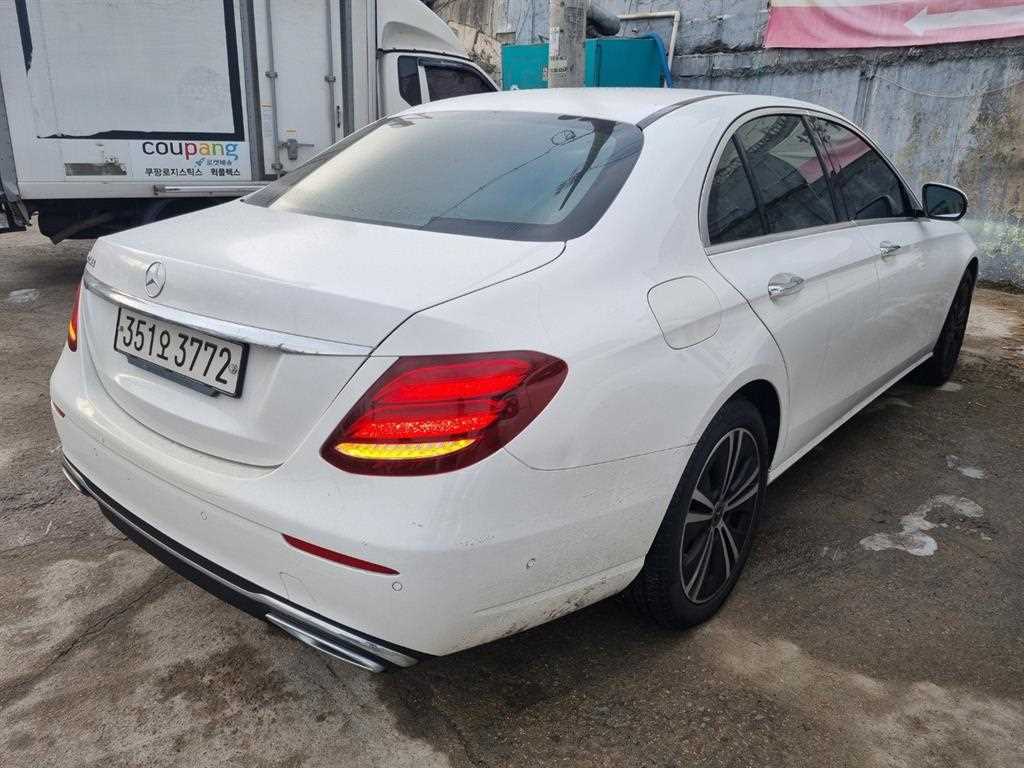 Mercedes Benz E class - Vista 3