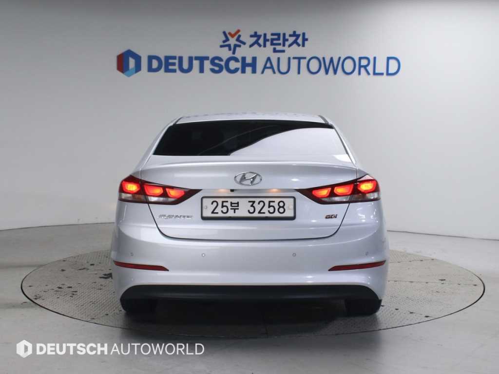 HYUNDAI Avante - Vista 4