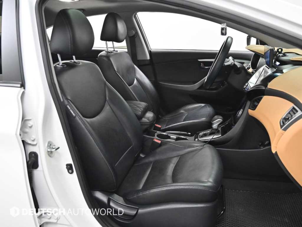 HYUNDAI Avante - Vista 10