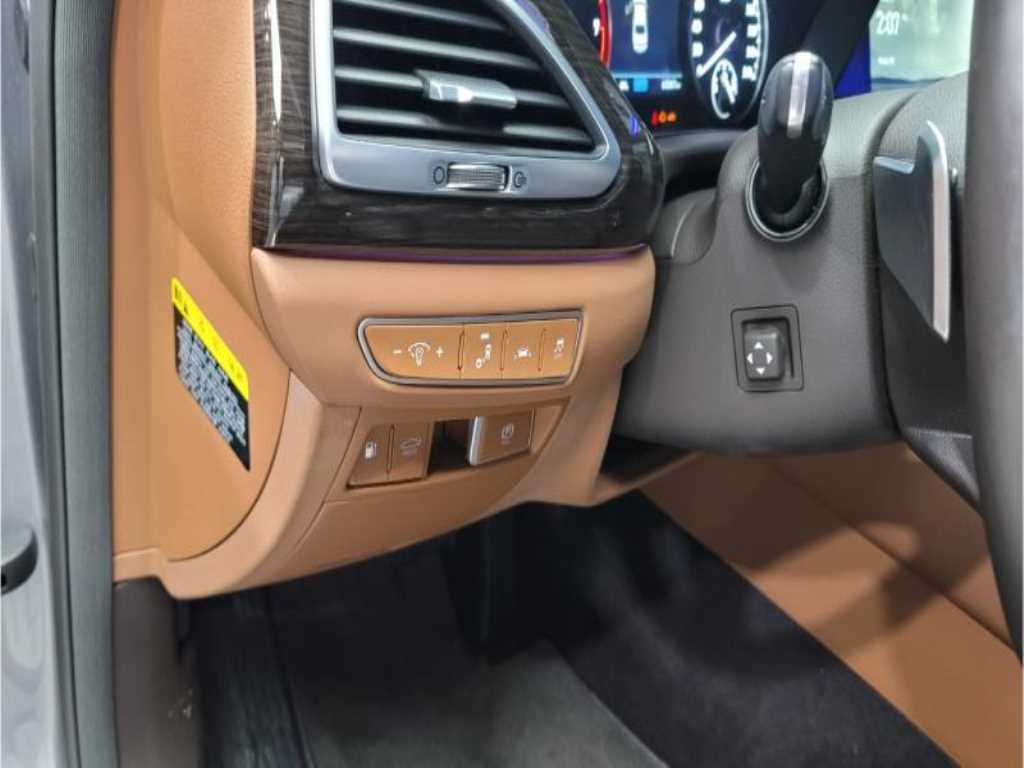 Genesis G90 - Vista 8