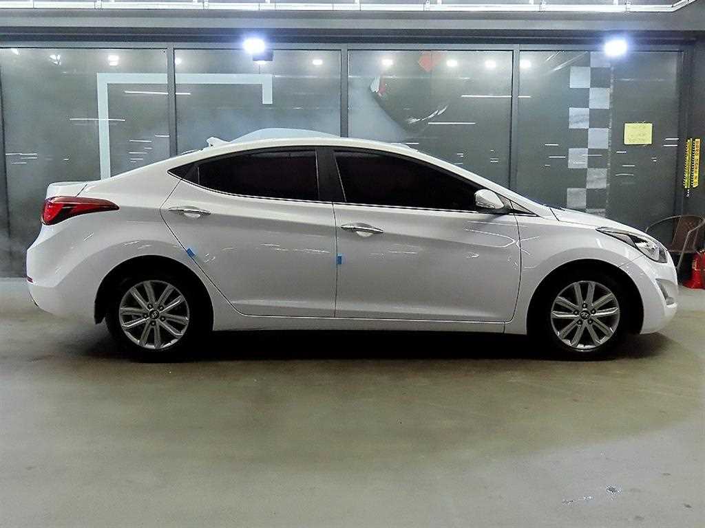 HYUNDAI Avante - Vista 3