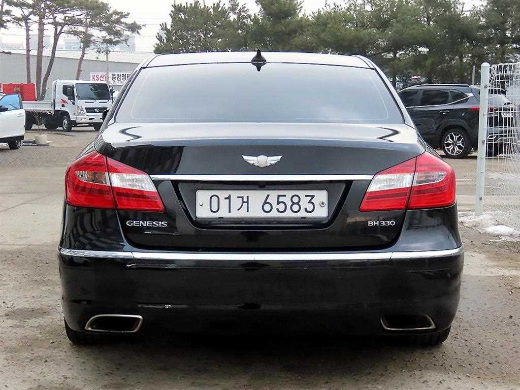 HYUNDAI Genesis - Vista 4