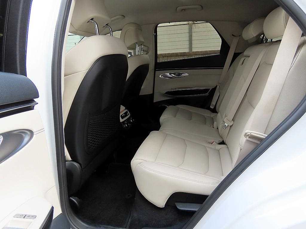 Genesis GV70 - Vista 6