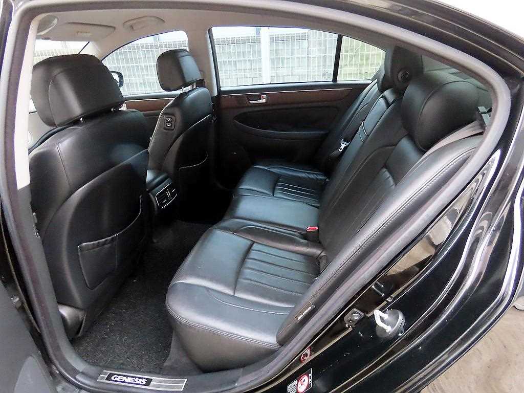 HYUNDAI Genesis - Vista 6