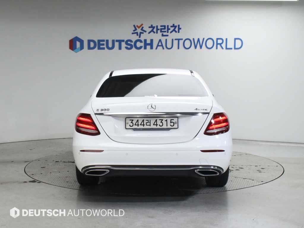 Mercedes Benz E class - Vista 4