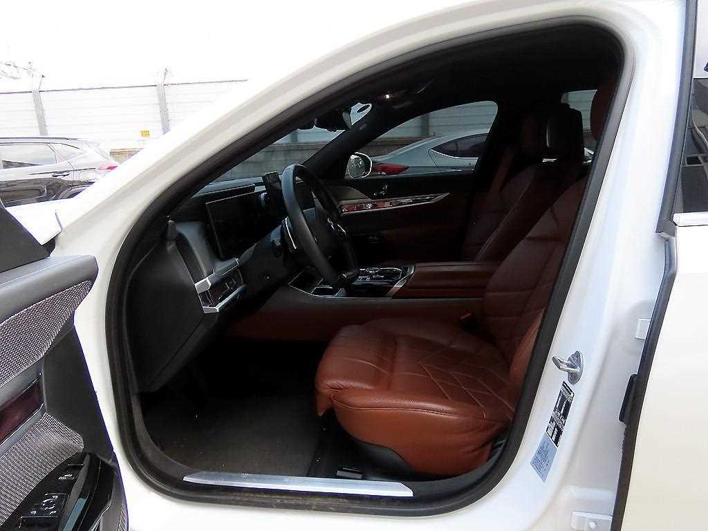 BMW 7 Series - Vista 5