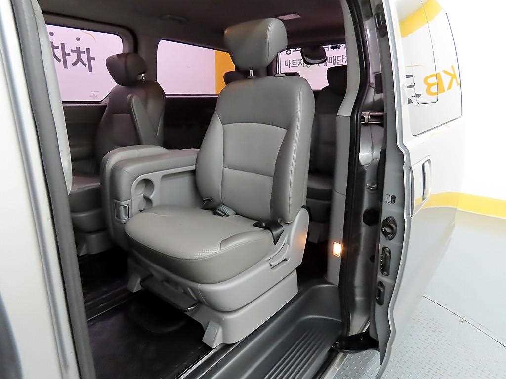 HYUNDAI Starex - Vista 6