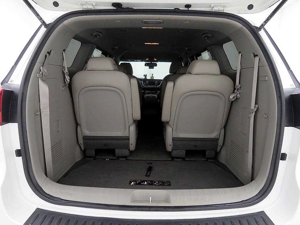 KIA Carnival - Vista 5