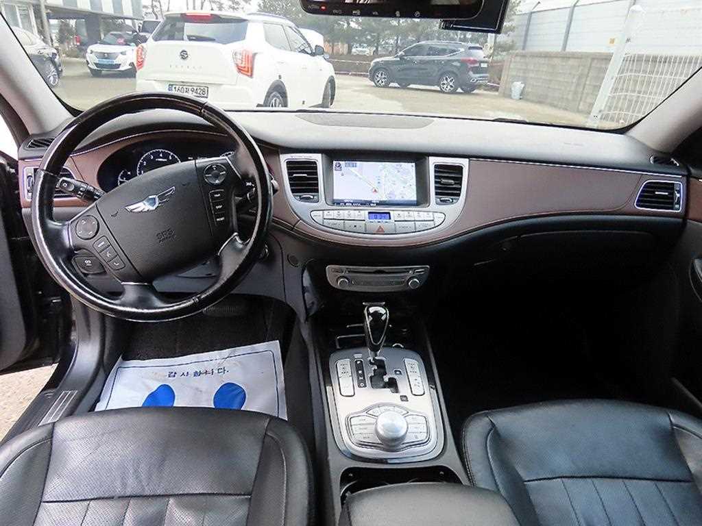 HYUNDAI Genesis - Vista 7