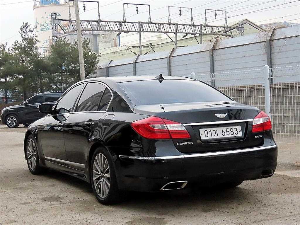 HYUNDAI Genesis - Vista 3