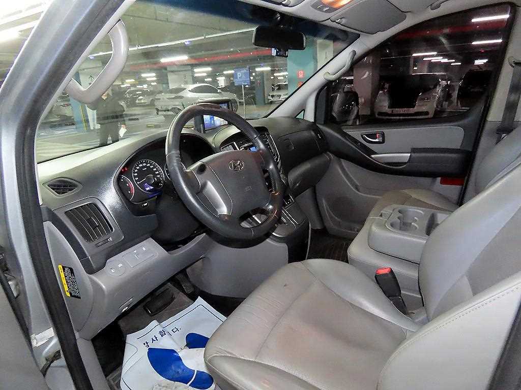 HYUNDAI Starex - Vista 10