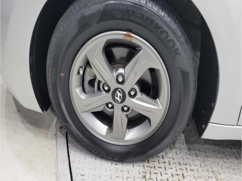 HYUNDAI Avante - Vista 12