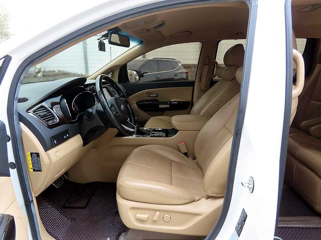 KIA Carnival - Vista 5